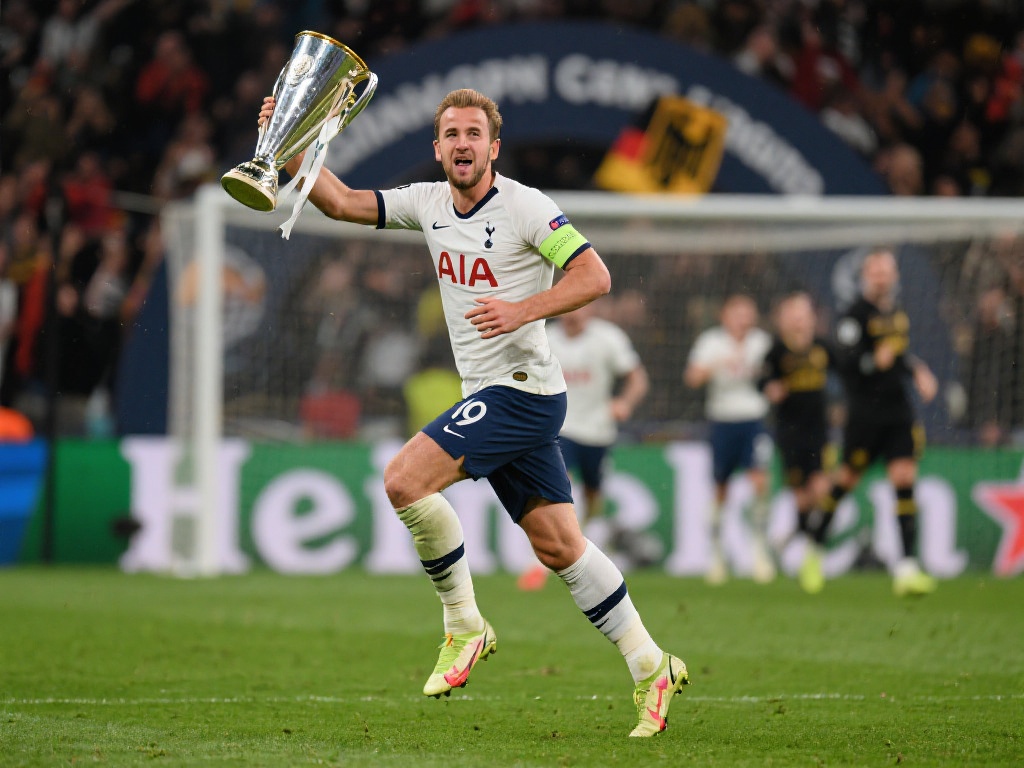 凯恩夺首冠秒庆祝，与戴尔激情拥抱获德甲官方祝贺