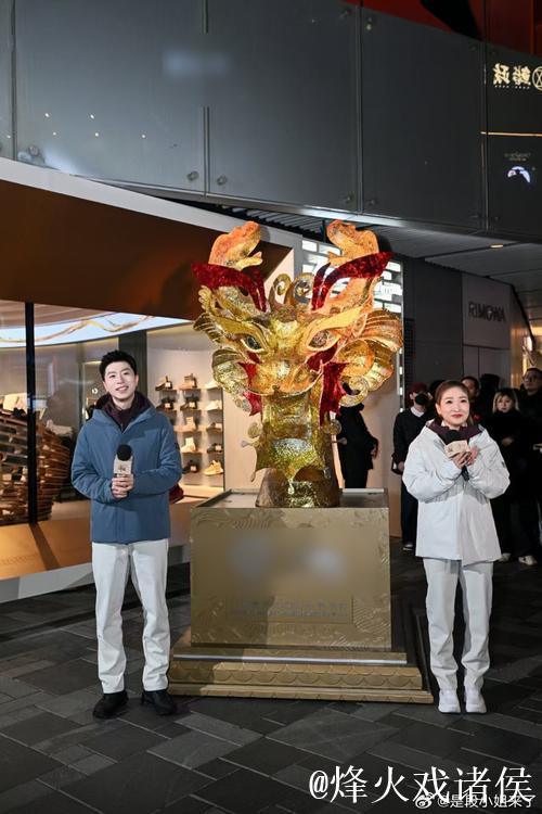 冷白皮马龙刘诗雯三里屯同框，龙队气质出众